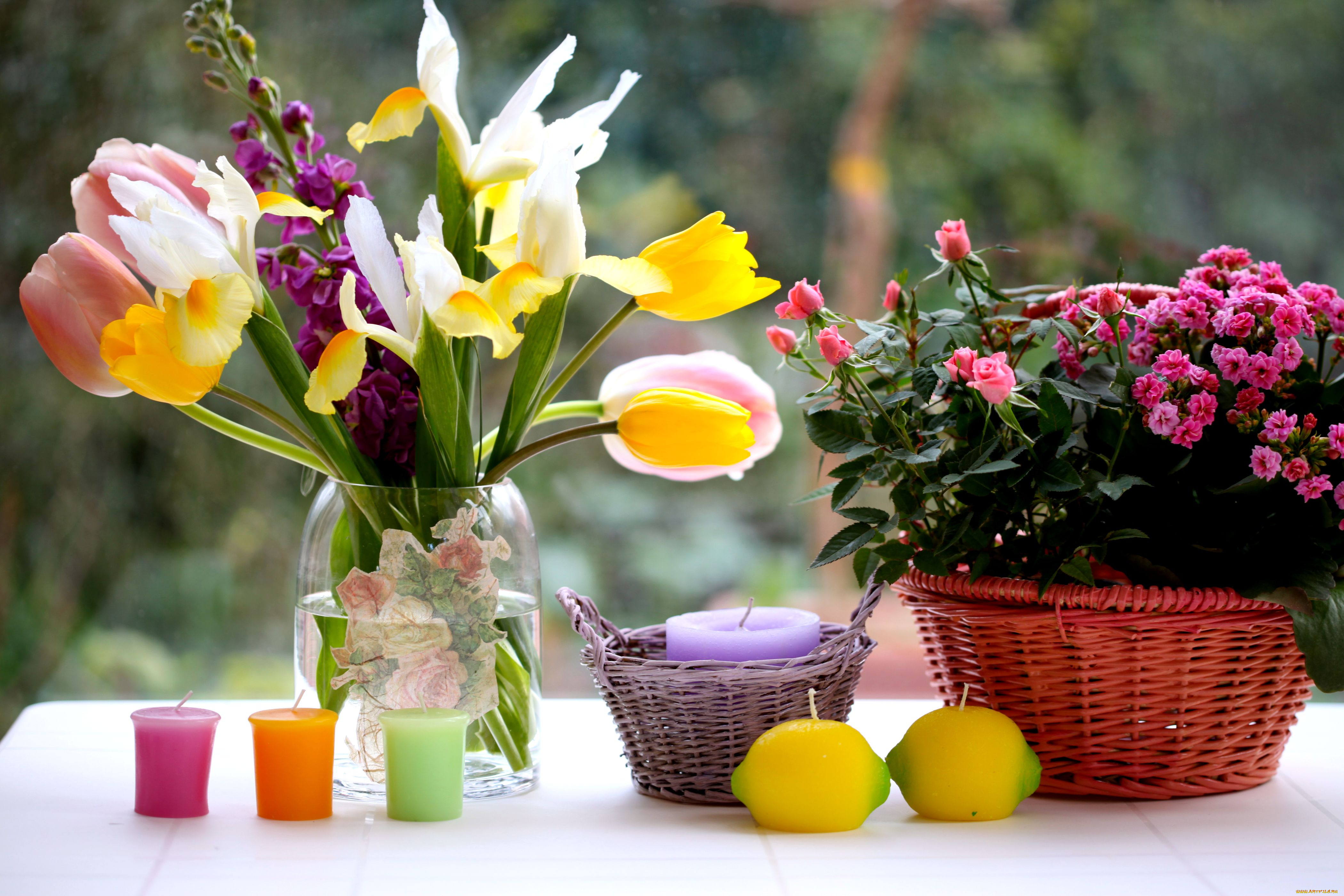Розы и тюльпаны в одной вазе. Весенний букет. Весенние композиции. Весенние цветы в вазе. Красивый весенний букет.
